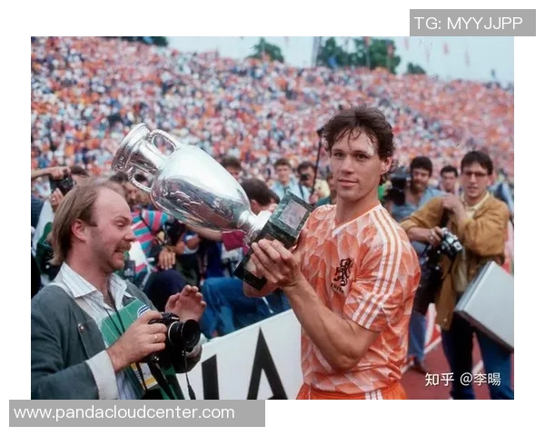 传奇中锋的崛起与荣耀 足球大中锋球星的风采与影响力解析 传奇中锋的崛起与荣耀 足球大中锋球星的风采与影响力解析